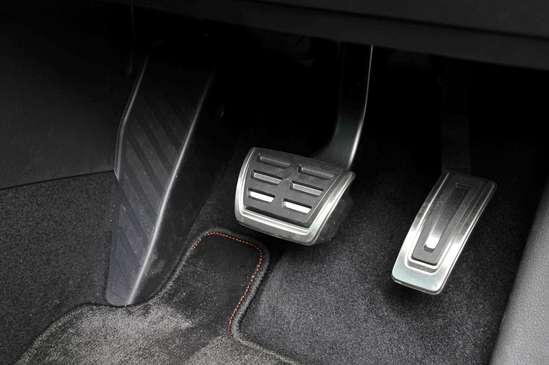 インテリアではGTIシリーズでおなじみのタータンチェック柄のシートを採用するほか、純正ナビゲーションシステム「Discover Pro」、モバイルオンラインサービス「Volkswagen Car-Net」などが特別装備される