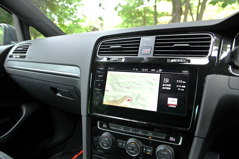 インテリアではGTIシリーズでおなじみのタータンチェック柄のシートを採用するほか、純正ナビゲーションシステム「Discover Pro」、モバイルオンラインサービス「Volkswagen Car-Net」などが特別装備される