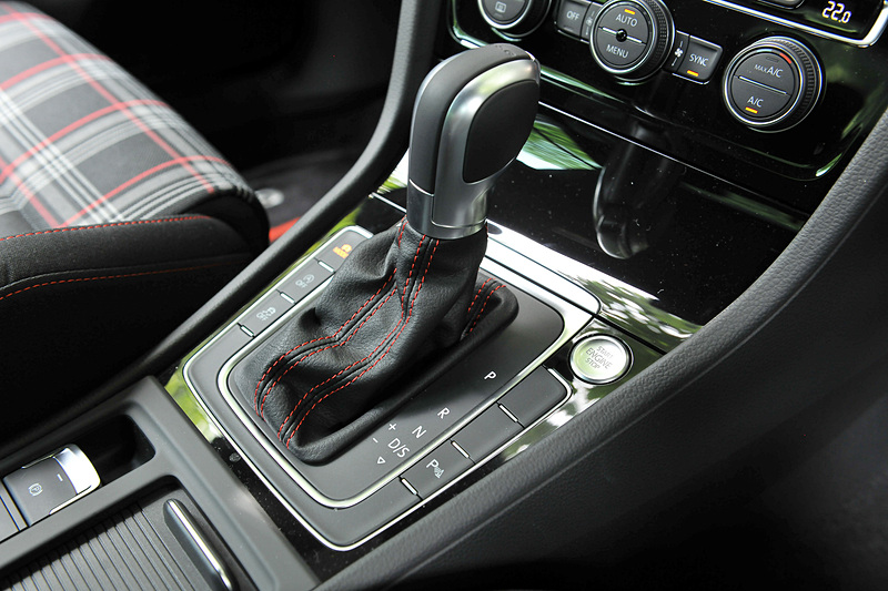 インテリアではGTIシリーズでおなじみのタータンチェック柄のシートを採用するほか、純正ナビゲーションシステム「Discover Pro」、モバイルオンラインサービス「Volkswagen Car-Net」などが特別装備される