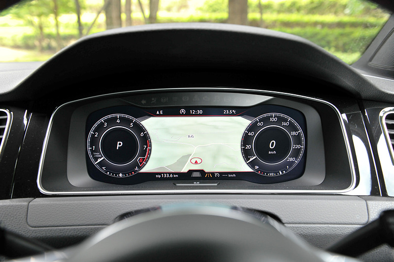 インテリアではGTIシリーズでおなじみのタータンチェック柄のシートを採用するほか、純正ナビゲーションシステム「Discover Pro」、モバイルオンラインサービス「Volkswagen Car-Net」などが特別装備される