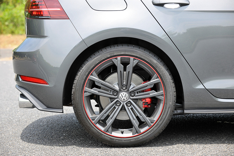 エクステリアでは、特別仕様車としてレッドストライプをあしらったダークカラーの専用18インチアルミホイール、ダークテールランプ/LEDテールランプ（ダイナミックターンインジケーター付）などを特別装備。ダンパーの減衰力や電動パワーステアリングの特性を変更できるアダプティブシャシーコントロール「DCC」も標準装備する