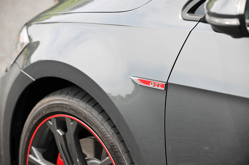 エクステリアでは、特別仕様車としてレッドストライプをあしらったダークカラーの専用18インチアルミホイール、ダークテールランプ/LEDテールランプ（ダイナミックターンインジケーター付）などを特別装備。ダンパーの減衰力や電動パワーステアリングの特性を変更できるアダプティブシャシーコントロール「DCC」も標準装備する