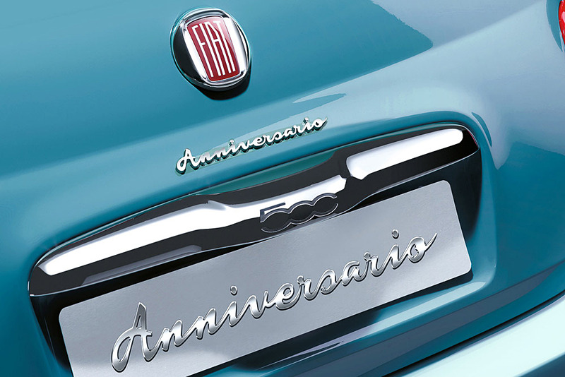 リアハッチにAnniversarioロゴ