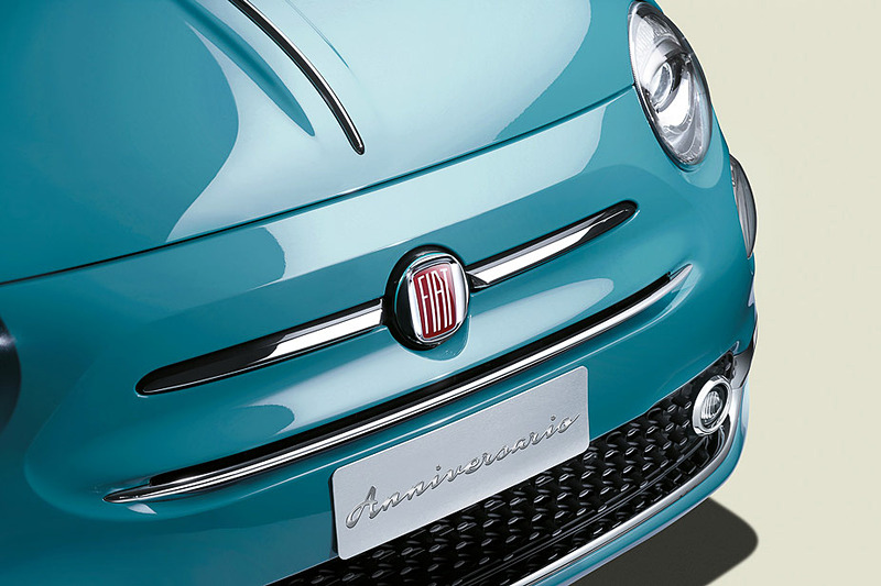 クローム仕上げのエンジンフードライン