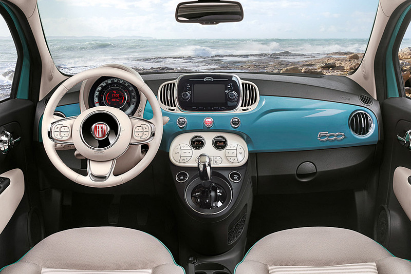 ボディカラーとコーディネートした専用インストルメントパネルを特別装備