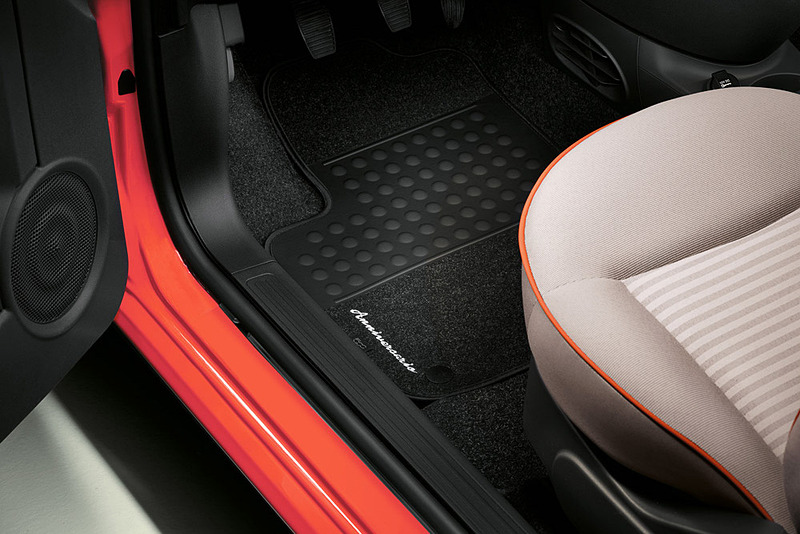 フロアマットには「Anniversarioロゴ」を設定