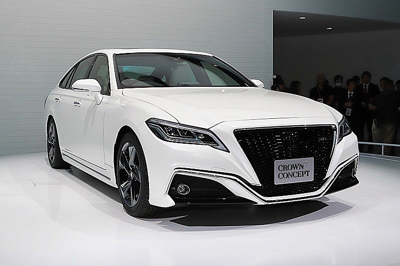 東京モーターショー2017で公開された新型「クラウン」を示すコンセプトモデル「CROWN Concept」