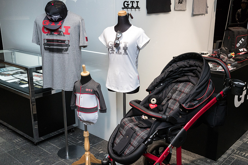 歴代ゴルフ GTIの資料とともに、今後販売予定のアイテムを含めたさまざまなGTIグッズが展示された