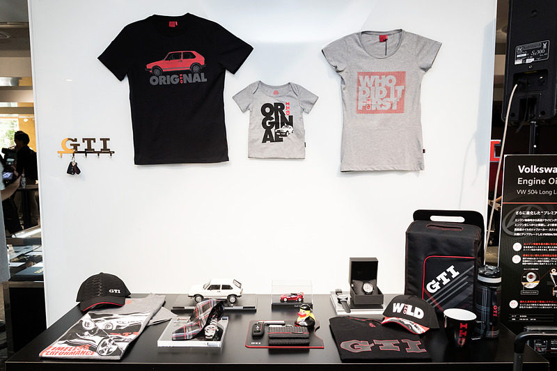 歴代ゴルフ GTIの資料とともに、今後販売予定のアイテムを含めたさまざまなGTIグッズが展示された