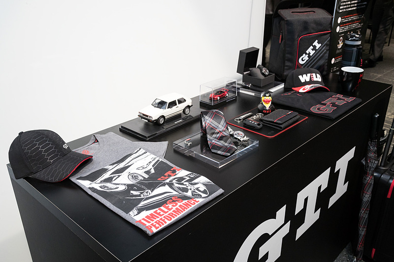 歴代ゴルフ GTIの資料とともに、今後販売予定のアイテムを含めたさまざまなGTIグッズが展示された