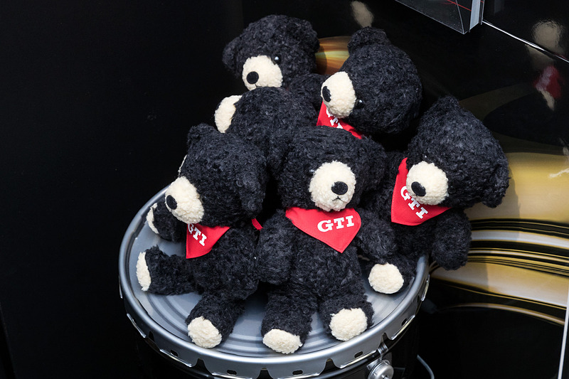 歴代ゴルフ GTIの資料とともに、今後販売予定のアイテムを含めたさまざまなGTIグッズが展示された