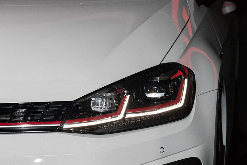 ゴルフ GTI Dynamicは6速MT仕様と6速DSG仕様が設定され、前者は「ピュアホワイト」50台、「インジウムグレーメタリック」50台の計100台限定モデルになる。会場に展示されていたのは6速DSG仕様。ボディサイズは4275×1800×1470mm（全長×全幅×全高）、ホイールベースは2635mm。レッドストライプをあしらったダークカラーの専用18インチアルミホイールを特別装備