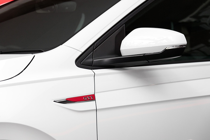 ポロ GTIではラジエターグリルの赤いストライプやレッドブレーキキャリパーに加え、専用17インチアルミホイールやデュアルエキゾーストパイプ、リアスポイラーを装備。“Sport Select”シャシー付スポーツパフォーマンスキットやドライビングプロファイル機能も標準装備する