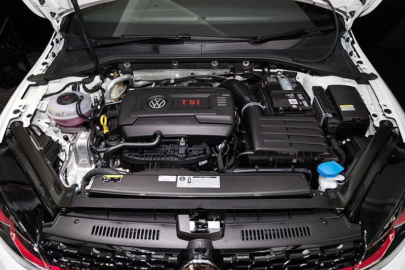 ゴルフ GTI Dynamicが搭載する直列4気筒DOHC 2.0リッターターボエンジンは最高出力169kW（230PS）/4700-6200rpm、最大トルク350N･m（35.7kgf･m）/1500-4600rpmを発生