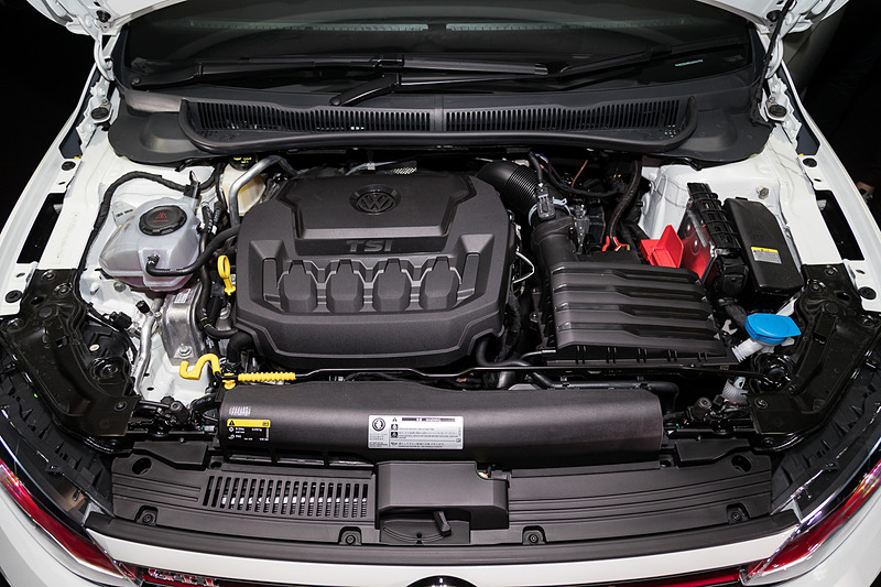 ポロ GTIが搭載する日本初導入の「ミラーサイクル方式」採用の直列4気筒DOHC 2.0リッターターボエンジンは、最高出力147kW（200PS）/4400-6000rpm、最大トルク320N･m（32.6kgf･m）/1500-4350rpmを発生