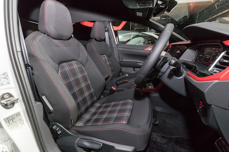 インテリアではタータンチェックのファブリックシート柄に加え、レッドステッチの入ったマルチファンクションステアリングホイール、ベルベットレッドのダッシュパッドなどを採用。日本初導入となる「Qi（チー）」対応の「スマートフォンワイヤレス チャージング」も備える