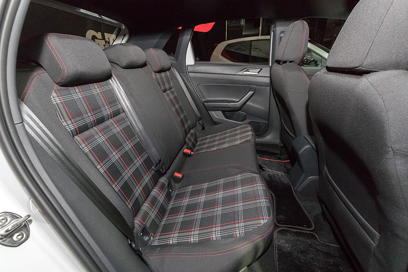 インテリアではタータンチェックのファブリックシート柄に加え、レッドステッチの入ったマルチファンクションステアリングホイール、ベルベットレッドのダッシュパッドなどを採用。日本初導入となる「Qi（チー）」対応の「スマートフォンワイヤレス チャージング」も備える