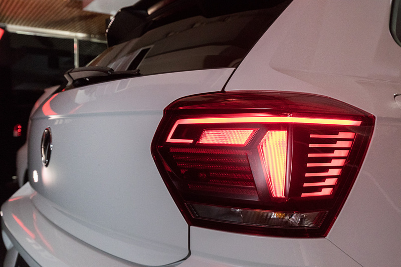 ポロ GTIではラジエターグリルの赤いストライプやレッドブレーキキャリパーに加え、専用17インチアルミホイールやデュアルエキゾーストパイプ、リアスポイラーを装備。“Sport Select”シャシー付スポーツパフォーマンスキットやドライビングプロファイル機能も標準装備する