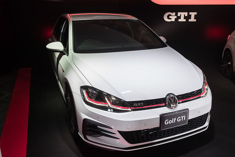 ゴルフ GTI Dynamicは6速MT仕様と6速DSG仕様が設定され、前者は「ピュアホワイト」50台、「インジウムグレーメタリック」50台の計100台限定モデルになる。会場に展示されていたのは6速DSG仕様。ボディサイズは4275×1800×1470mm（全長×全幅×全高）、ホイールベースは2635mm。レッドストライプをあしらったダークカラーの専用18インチアルミホイールを特別装備