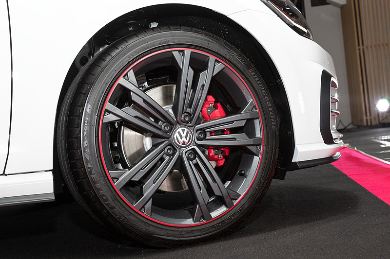 ゴルフ GTI Dynamicは6速MT仕様と6速DSG仕様が設定され、前者は「ピュアホワイト」50台、「インジウムグレーメタリック」50台の計100台限定モデルになる。会場に展示されていたのは6速DSG仕様。ボディサイズは4275×1800×1470mm（全長×全幅×全高）、ホイールベースは2635mm。レッドストライプをあしらったダークカラーの専用18インチアルミホイールを特別装備