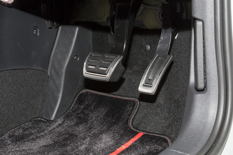 インテリアではタータンチェックのファブリックシート柄に加え、レッドステッチの入ったマルチファンクションステアリングホイール、ベルベットレッドのダッシュパッドなどを採用。日本初導入となる「Qi（チー）」対応の「スマートフォンワイヤレス チャージング」も備える