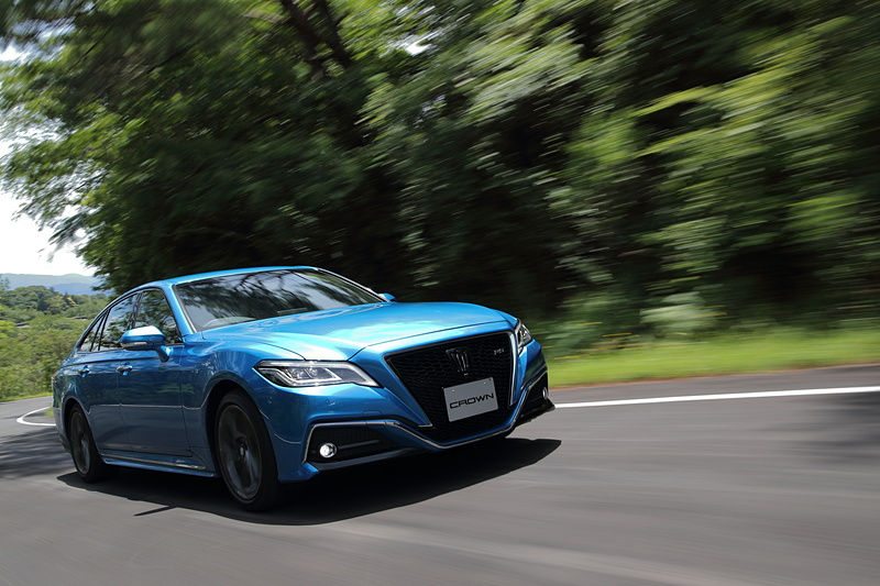 ニュルブルクリンクで鍛えたという15代目の新型「クラウン」（プロトタイプ）。“ニュルクラウン”と呼ばれてもよいほどのハンドリングマシンとなっていた