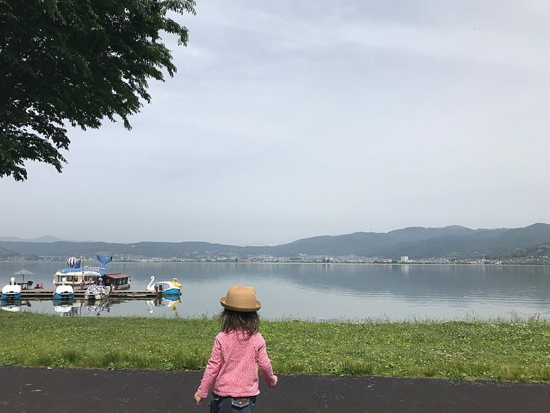 1年を通して多彩な景色を見せてくれる諏訪湖は、初夏もとっても気持ちのいいところ。昔ながらの白鳥やカメの遊覧船、最近は水陸両用車のダックツアーも人気です