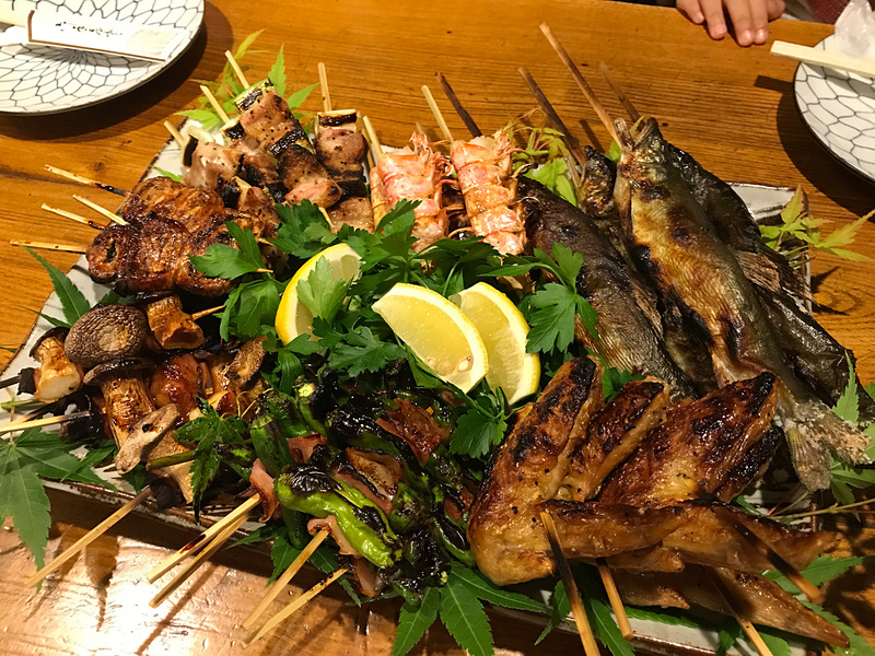 4人前のお任せでこのボリューム。アユも手羽先もとっても美味しかった～！　子供にも優しい店主のおかげで、娘もリラックスして楽しんでいました