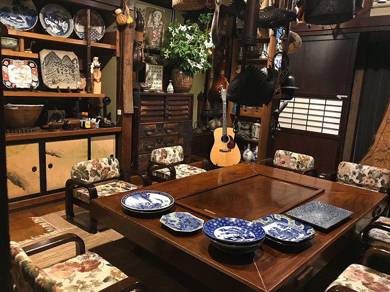 串焼一丁目の奥座敷は、どこかのお宅にお邪魔したみたいな温かい雰囲気。楽しい宴ができそうですよね。