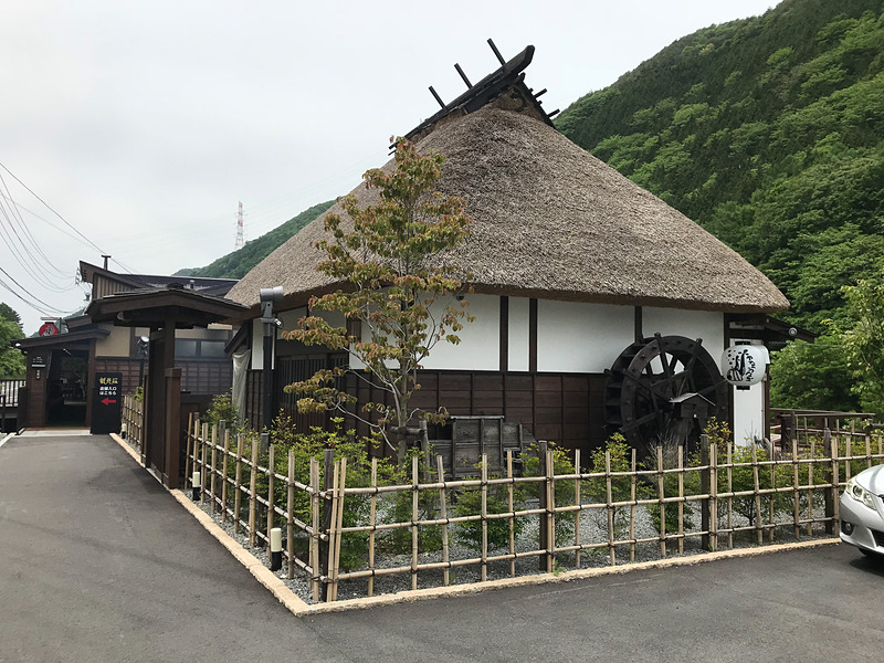 「やなのうなぎ 観光荘」はこの茅葺き屋根が目印。昔はヤナ師たちが夜通し番をしたという、当時の小屋の趣を感じさせてくれます