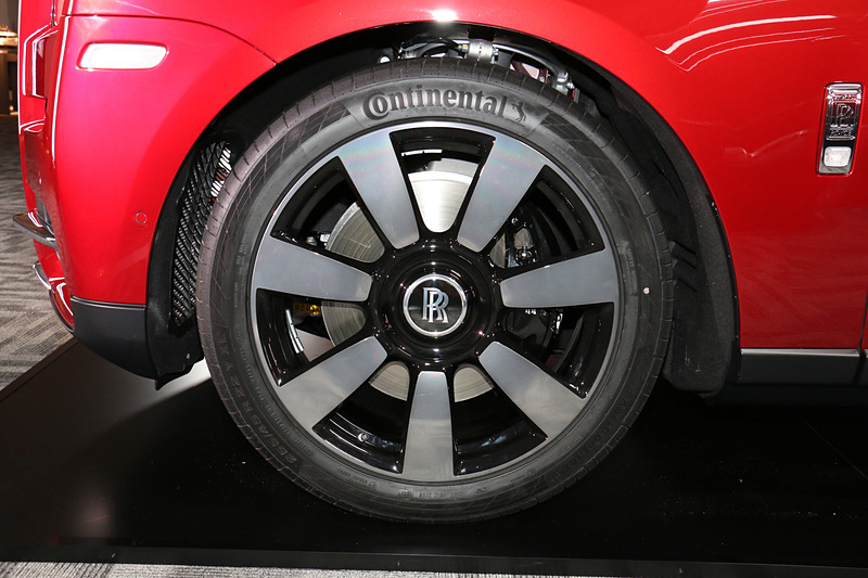 オプション設定の7スポーク・ポリッシュホイール。タイヤサイズはフロントが255/45 R22、リアが285/40 R22