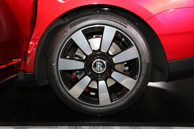 オプション設定の7スポーク・ポリッシュホイール。タイヤサイズはフロントが255/45 R22、リアが285/40 R22