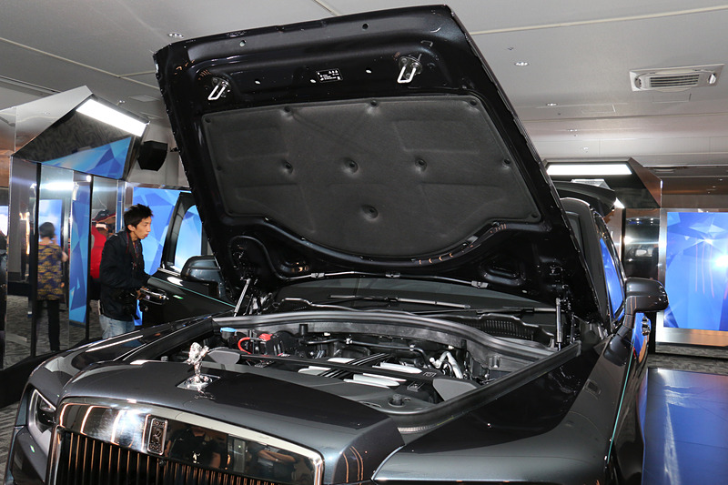 最高出力420kW（571PS）/5000rpm、最大トルク850N･m/1600rpmを発生するV型12気筒6.75リッターツインターボエンジンを採用