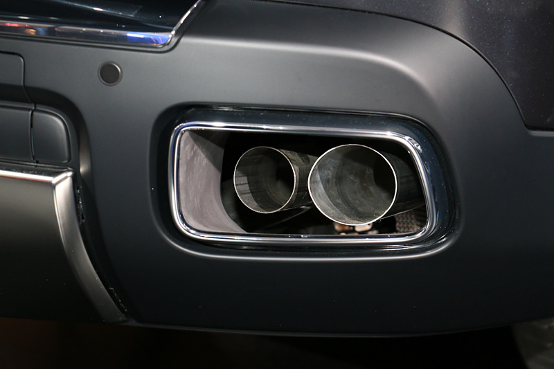 最高出力420kW（571PS）/5000rpm、最大トルク850N･m/1600rpmを発生するV型12気筒6.75リッターツインターボエンジンを採用