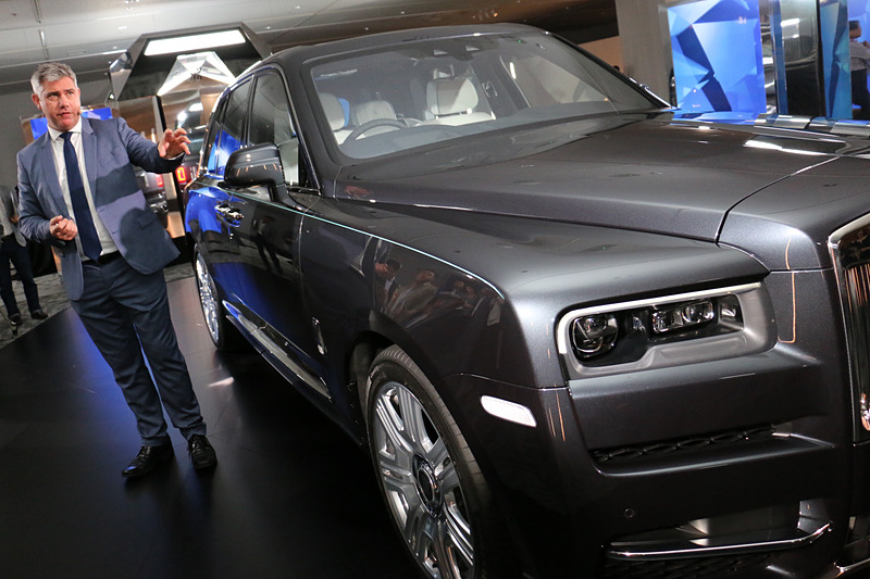 「パンテオン・グリル」やエンジンの存在感をアピールするボンネットなどの共有要素を持ちつつ、SUVらしい力強さをデザインで表現