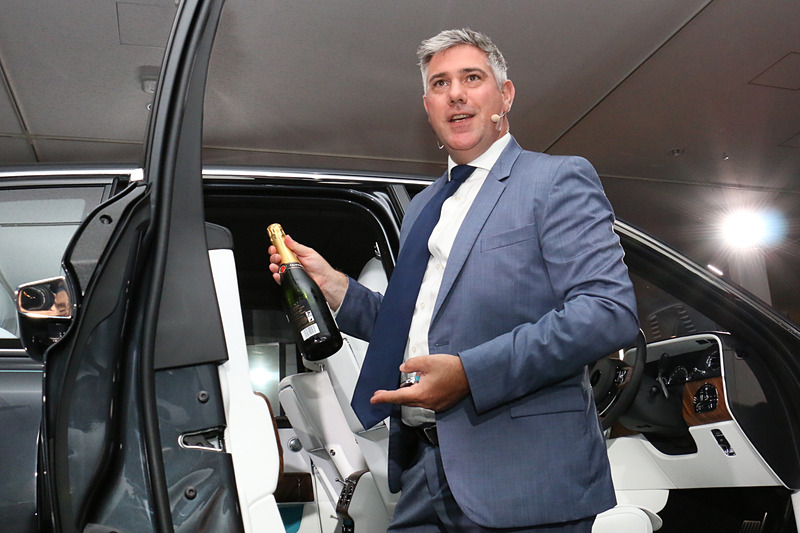 クーラーで冷やしたシャンパンで喉を潤しながら旅が楽しめると語るシアーズ氏