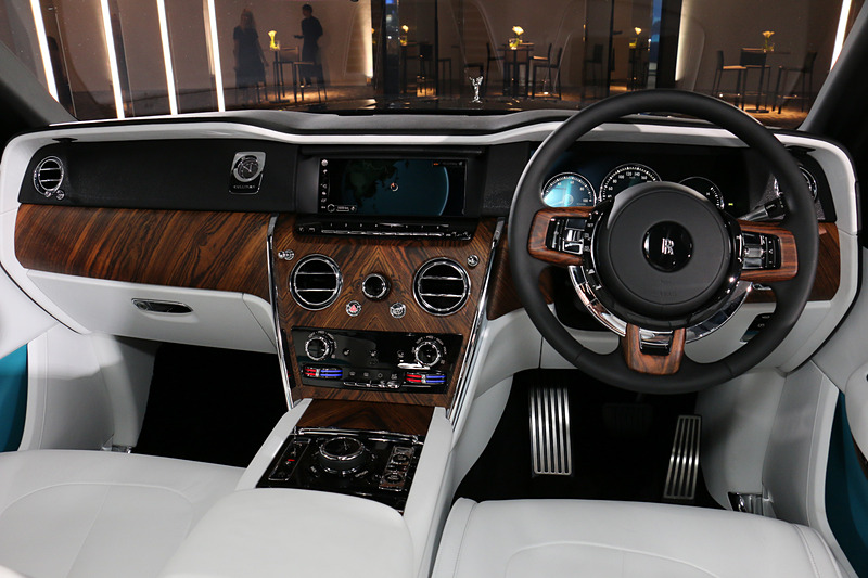 カリナンのインパネ。メーターパネルはデジタル表示でアクセルペダルはオルガン式