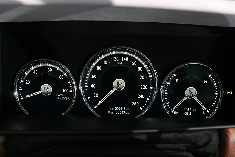 カリナンのインパネ。メーターパネルはデジタル表示でアクセルペダルはオルガン式