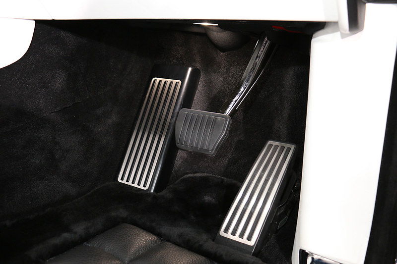 カリナンのインパネ。メーターパネルはデジタル表示でアクセルペダルはオルガン式