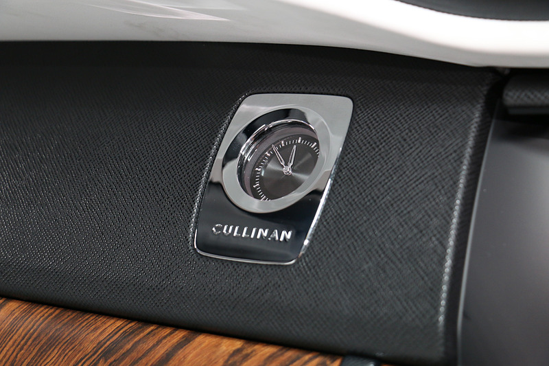 助手席側にアナログ時計を設定