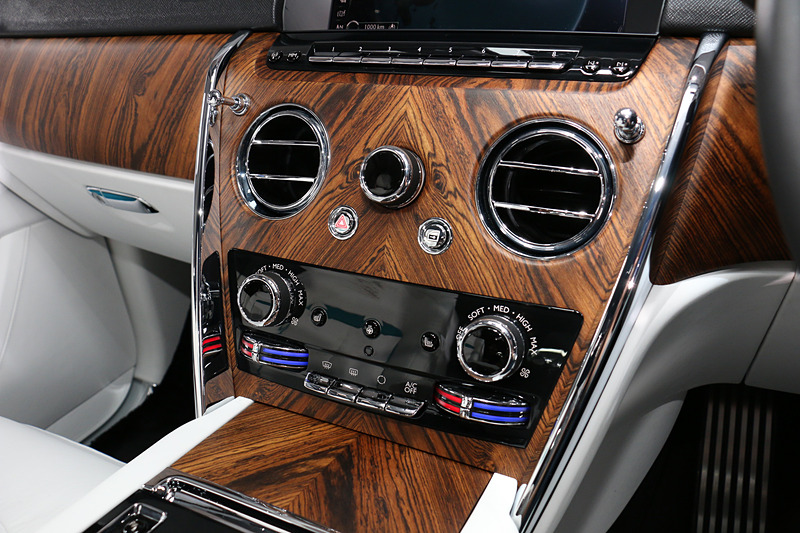 エアコンパネルは風量や温度設定がひと目で分かるアナログタイプ