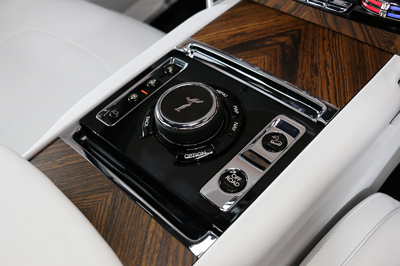 ナビゲーション・エンターテインメント・システムなどを操作するセンターコンソールの「スピリット・オブ・エクスタシー・ロータリー・コントローラー」