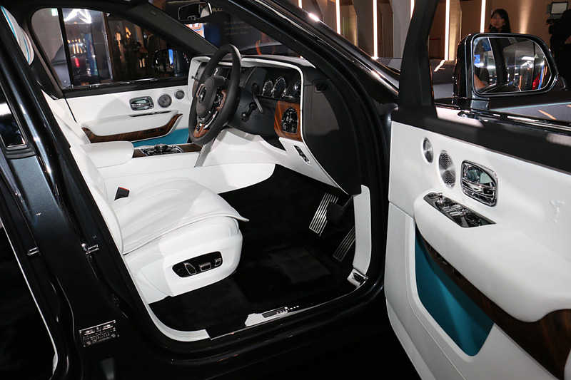 シート表皮やドアトリムなどのカラーは3種類から選んで組み合わせることが可能