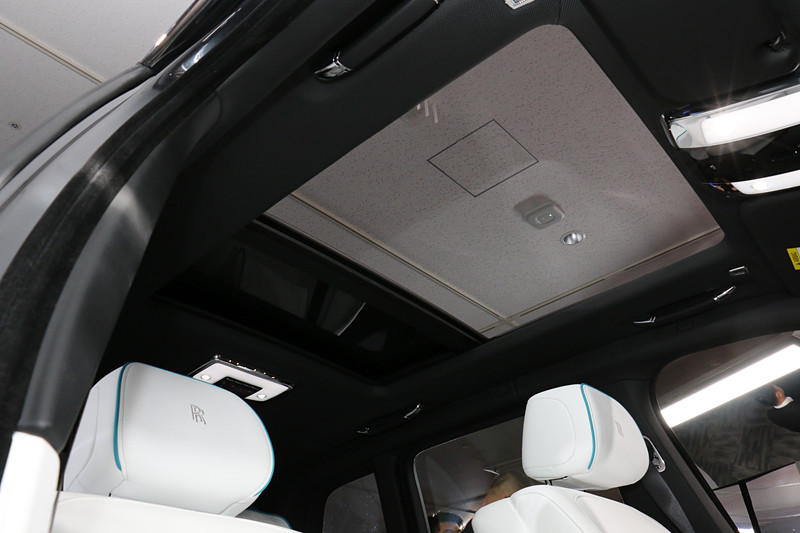 ガラスサンルーフはチルトやスライドで開放感を高められる