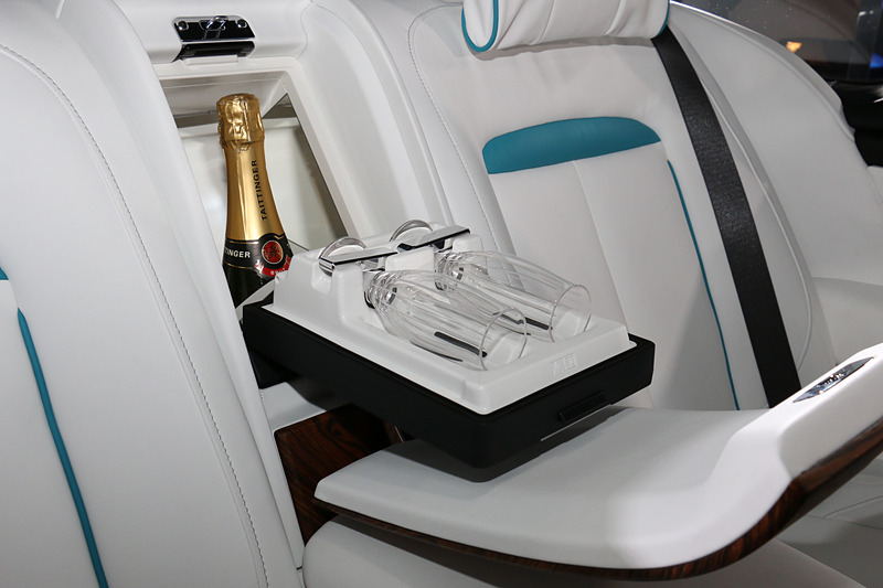 セパレートタイプのインディヴィジュアル・シート。中央のリッド内部にクーラーを備え、シャンパンのボトルやグラスを冷やしておける