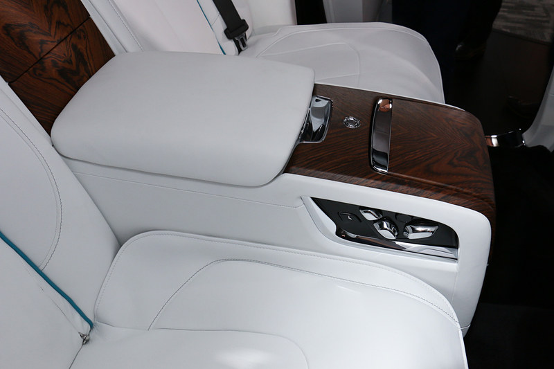 センターコンソールにスピリット・オブ・エクスタシー・ロータリー・コントローラーや収納スペース、パワーシートの操作パネルなどを設定