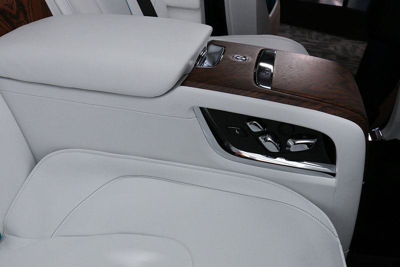 センターコンソールにスピリット・オブ・エクスタシー・ロータリー・コントローラーや収納スペース、パワーシートの操作パネルなどを設定