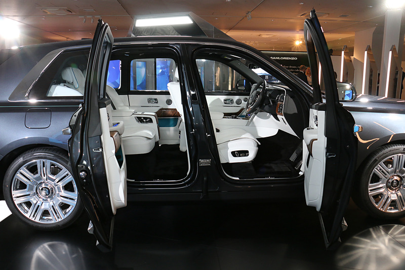 ドアは観音開きタイプ。Bピラーに厳かなVINプレートを設定する