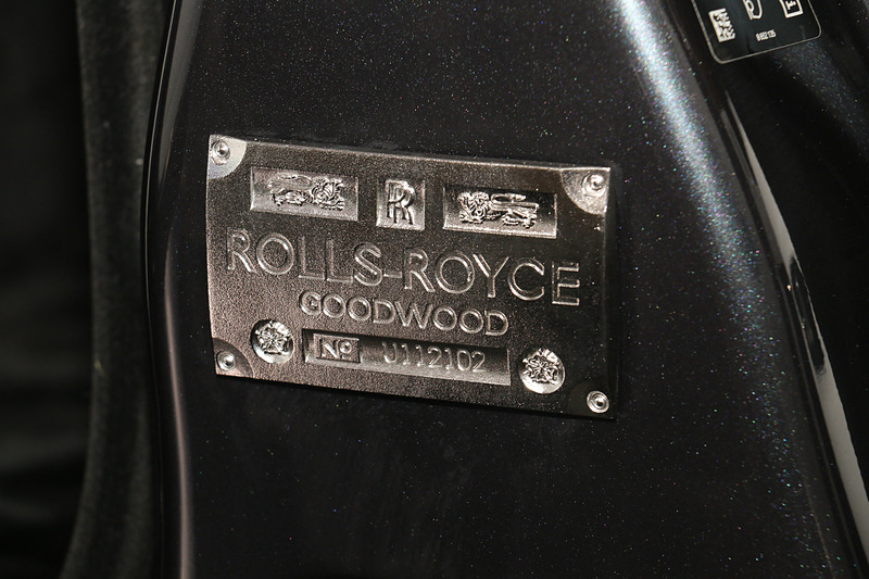 ドアは観音開きタイプ。Bピラーに厳かなVINプレートを設定する