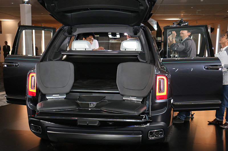 インディヴィジュアル・シートの装着車は、「ザ・クラスプ」の下側ハッチに格納式の簡易シートとテーブルを装備